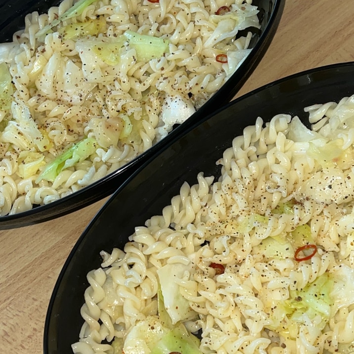 キャベツとショートパスタのペペロンチーノ